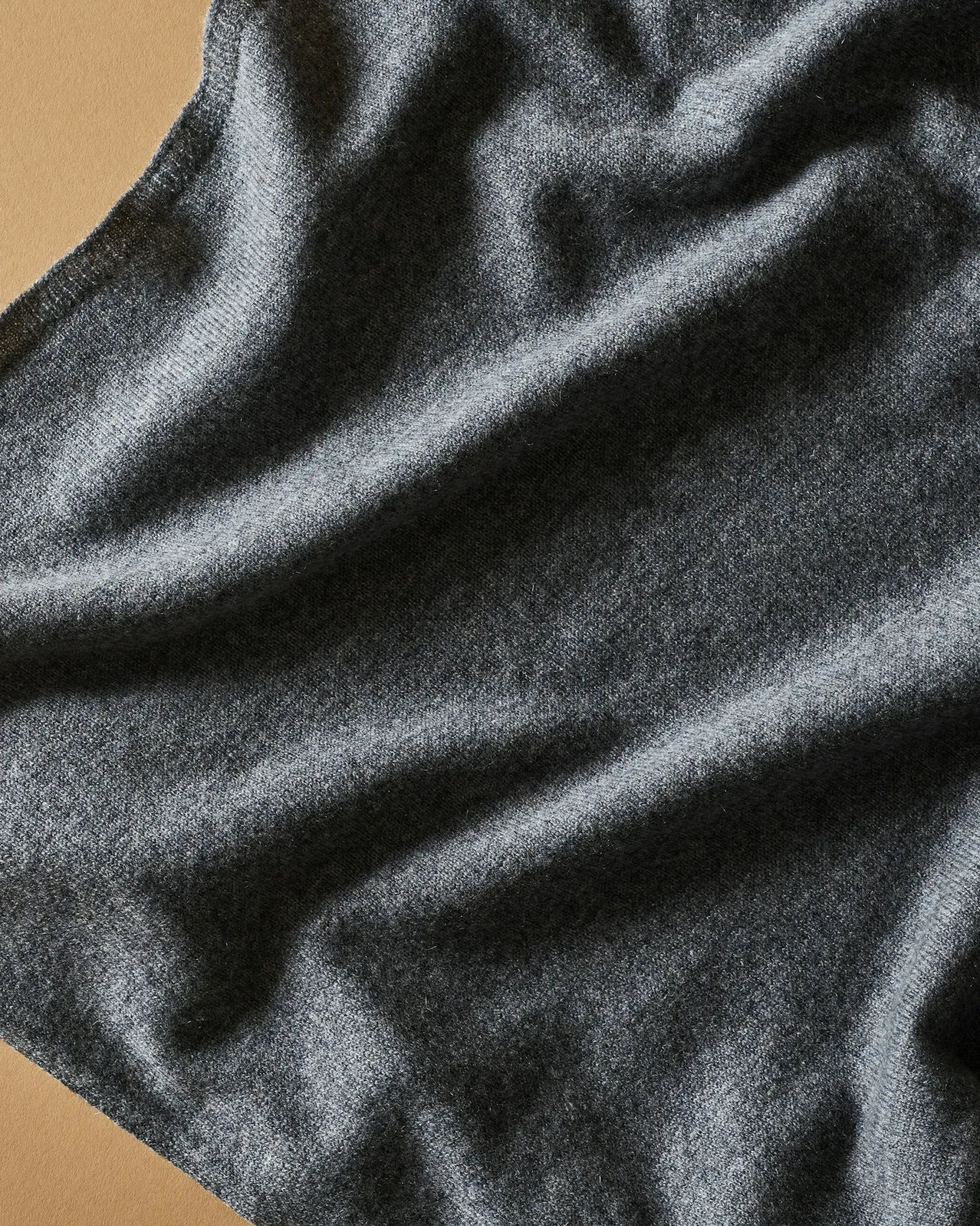Women Petite Plume Women's Cashmere Wrap in Dark Heather Grey
