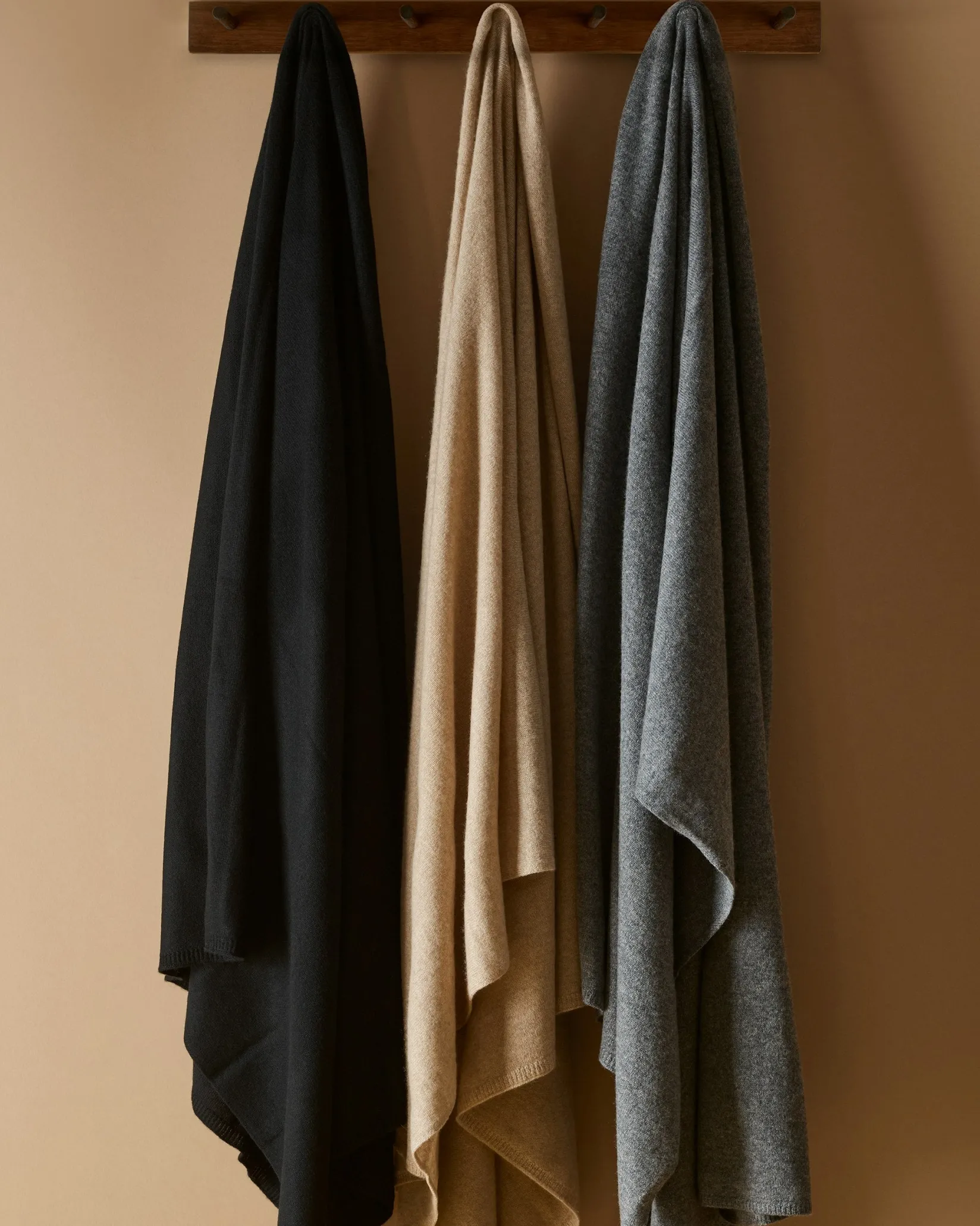 Women Petite Plume Women's Cashmere Wrap in Dark Heather Grey